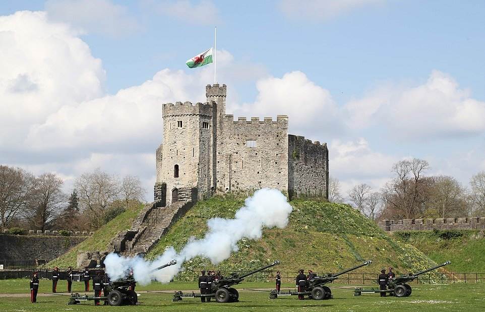  الفوج 104 من المدفعية الملكية لإحياء ذكرى وفاة الأمير البريطاني فيليب، دوق إدنبرة، في قلعة كارديف