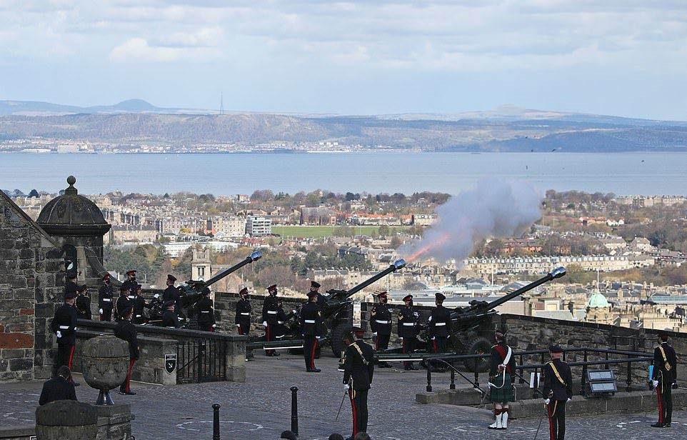 أطلق أفراد من الفوج 105 من المدفعية الملكية إطلاق 41 طلقة تحية على قلعة إدنبرة