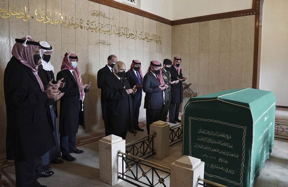 الملك والاسرة الهاشمية امام قبر الحسين