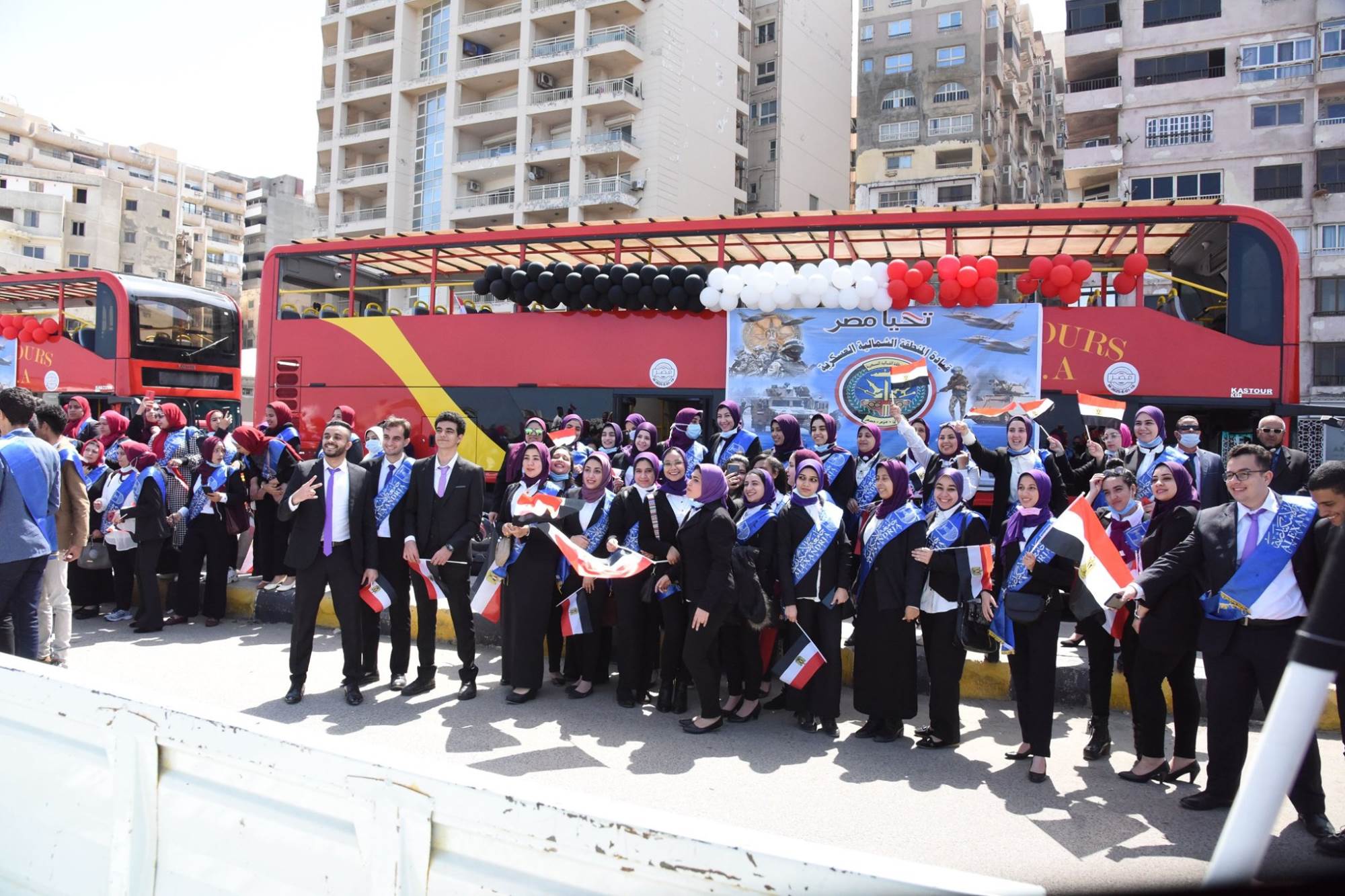 الشباب المصري في استقبال الفرقاطة الجديدة