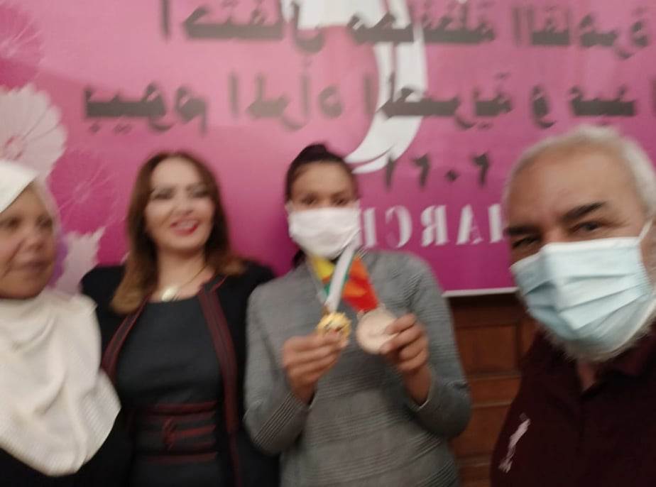 فاطمة أحمد الصاوي مع والدها ووالدتها