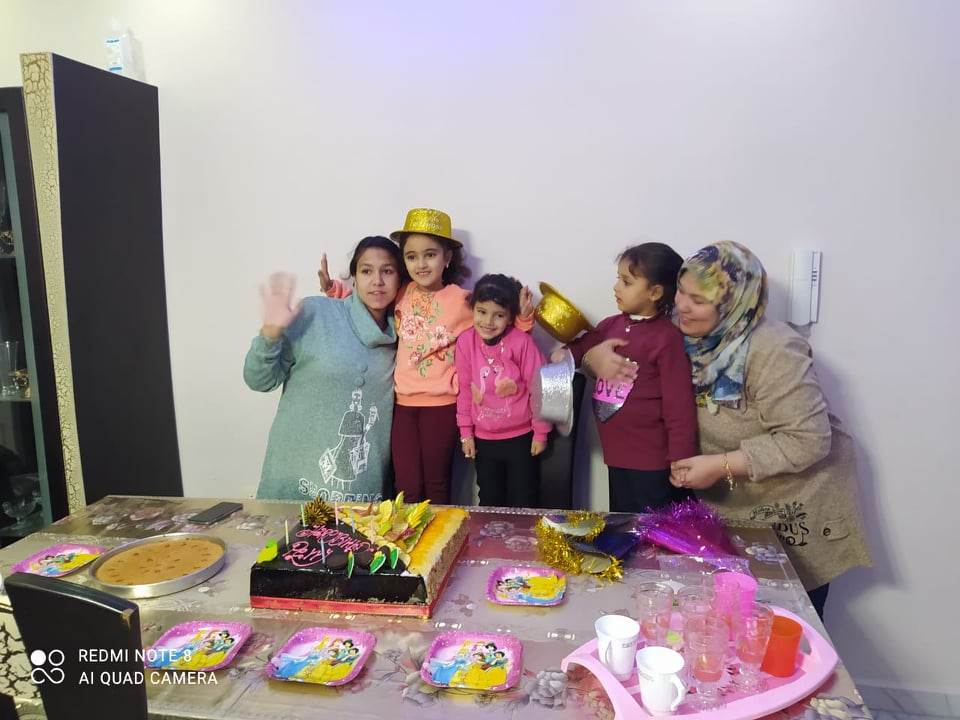 فاطمة أحمد الصاوي مع شقيقتها واولادها