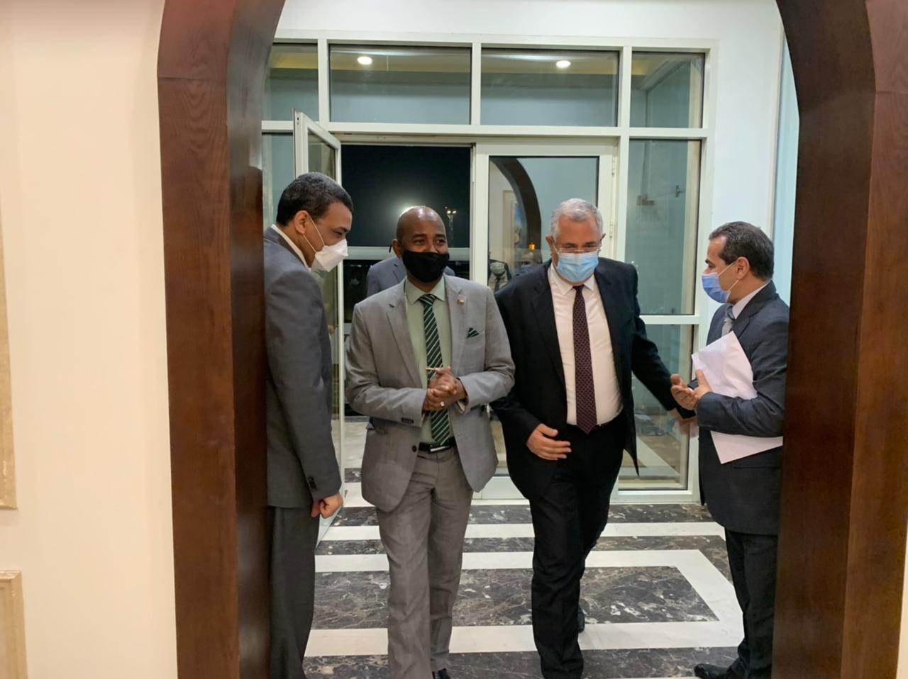 السيد القصير خلال استقباله وزير الثروة الحيوانية السوداني في مطار القاهرة 