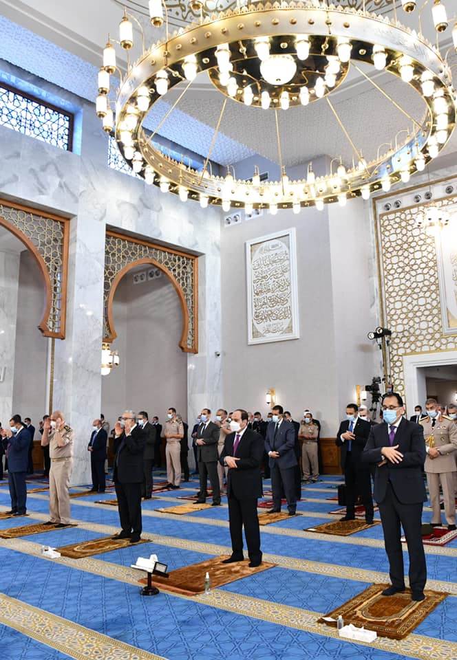 الرئيس السيسي وكبار رجال الدولة يؤدون صلاة عيد الفطر بمسجد الماسة