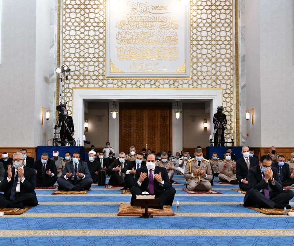 الرئيس السيسي وكبار رجال الدولة يؤدون صلاة عيد الفطر بمسجد الماسة في العلمين الجديدة