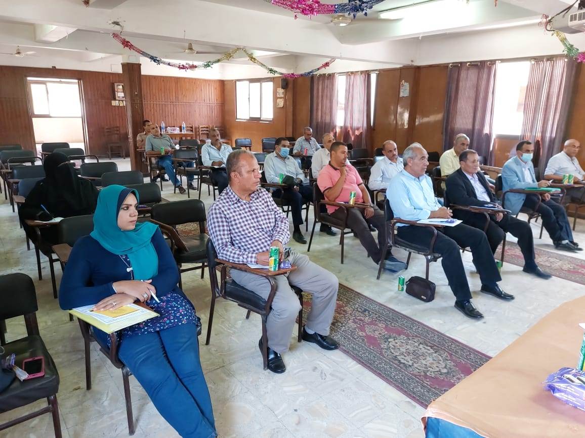 جانب من اجتماع رئيس قطاع الإرشاد الزراعي بمديري العموم 
