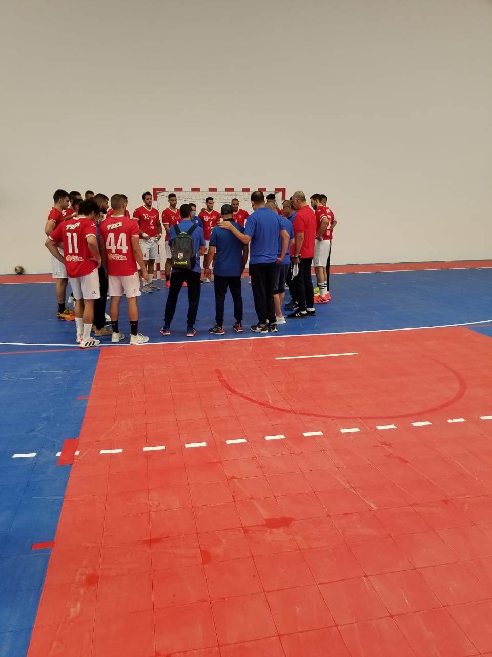 رجال يد الاهلي في ملعب التدريب لخوض التدريب الاول بالمغرب