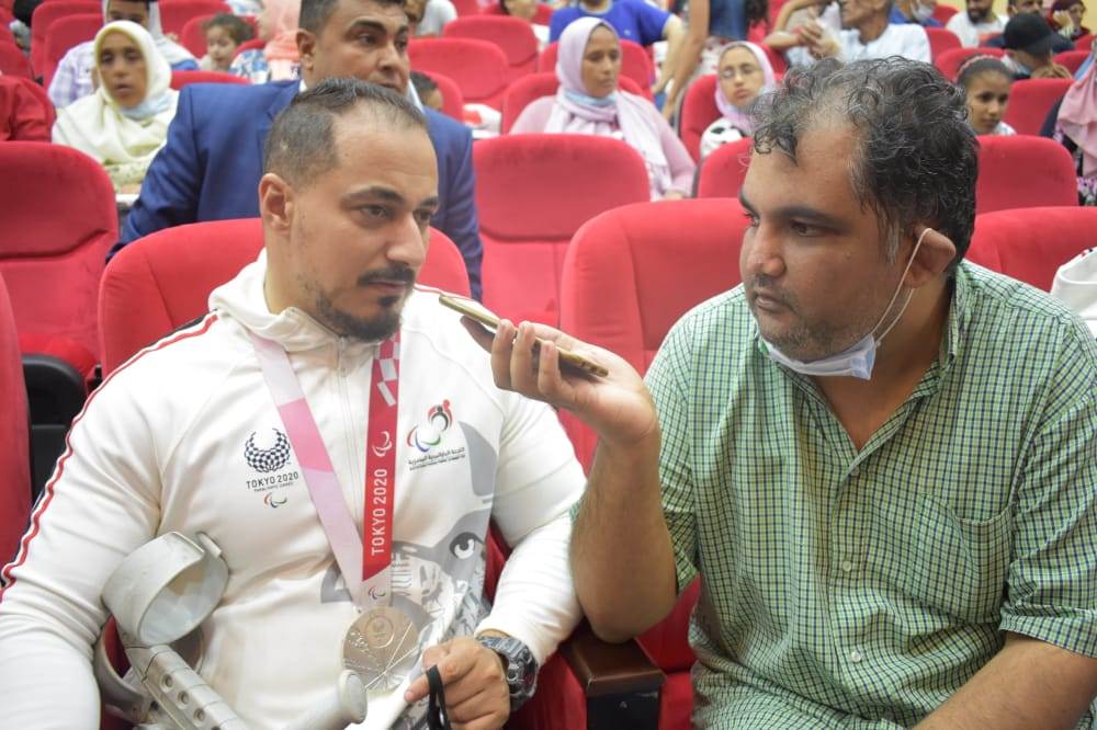 محمود صبري بطل رفع الأثقال البارالمبي مع محرر بوابة روزاليوسف 