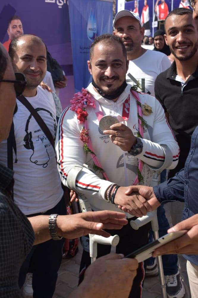 محمود صبري بطل رفع الأثقال البارالمبي وسط اهله واصدقائه 