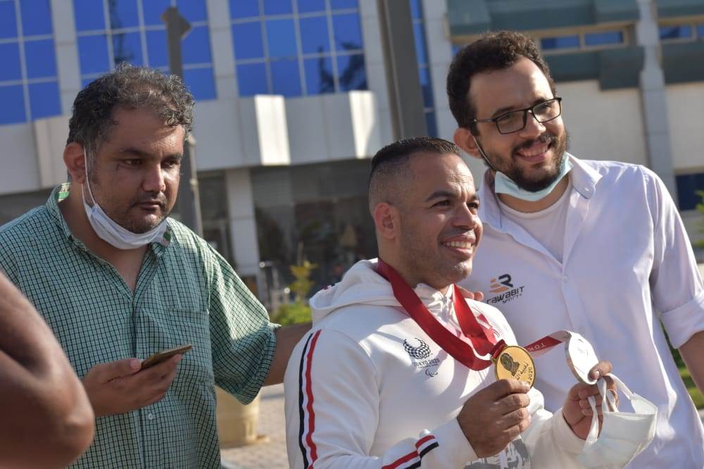 شريف عثمان بطل رفع الأثقال البارالمبي مع محرر بوابة روزاليوسف 