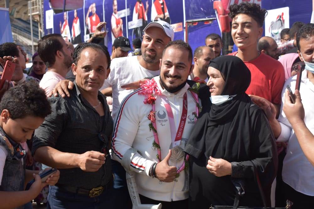 محمود صبري بطل رفع الأثقال البارالمبي مع والدته واهله واصدقائه 