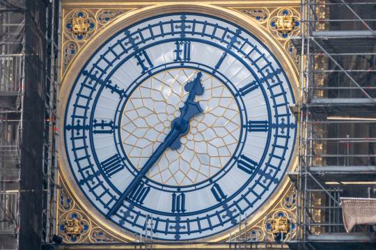 عقارب الساعة التي تم ترميمها ، والتي تم رسمها لتتناسب مع نظام اللون الأزرق البروسي الأصلي 