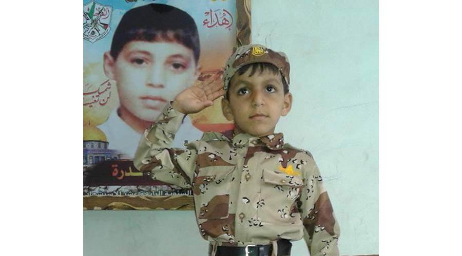شقيق محمد الأصغر محمود وهو يرتدي البذلة العسكرية