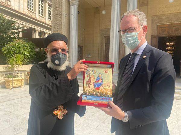  وكيل البطريركية بالإسكندرية يعطي هدية للسفير السويدى بالقاهرة