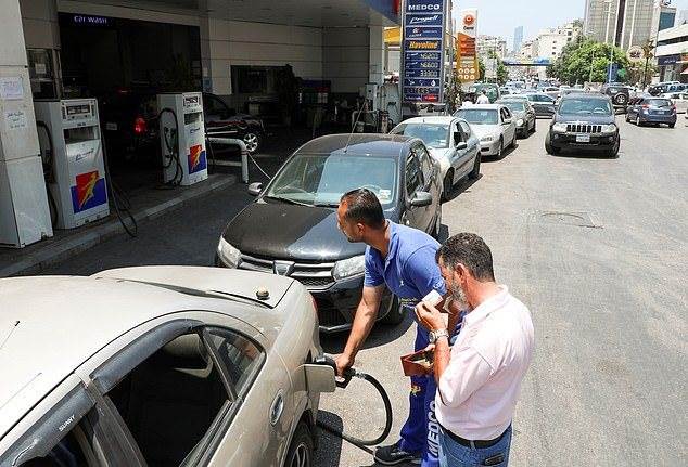 طوابير تمويل السيارات أمام محطات الوقود