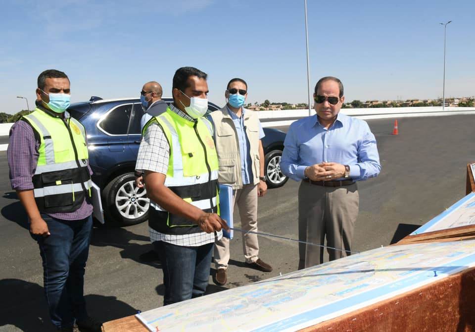 الرئيس السيسي يتفقد أعمال تطوير الطرق والمحاور الجديدة بالقاهرة الكبرى