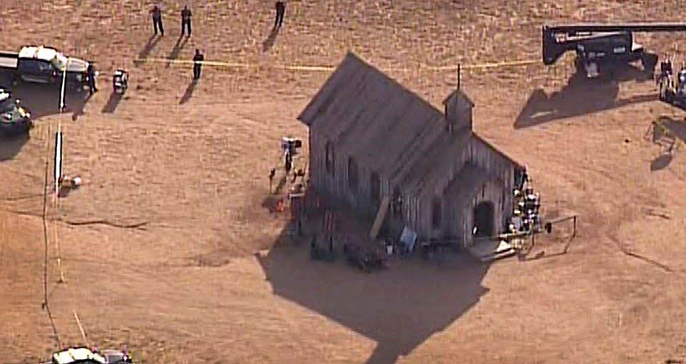 أطواق الشرطة الشريطية لكنيسة صغيرة تستخدم كمجموعة للفيلم، بعد حادث إطلاق نار قاتل في فيلم بونانزا كريك رانش بالقرب من سانتا في يوم الخميس