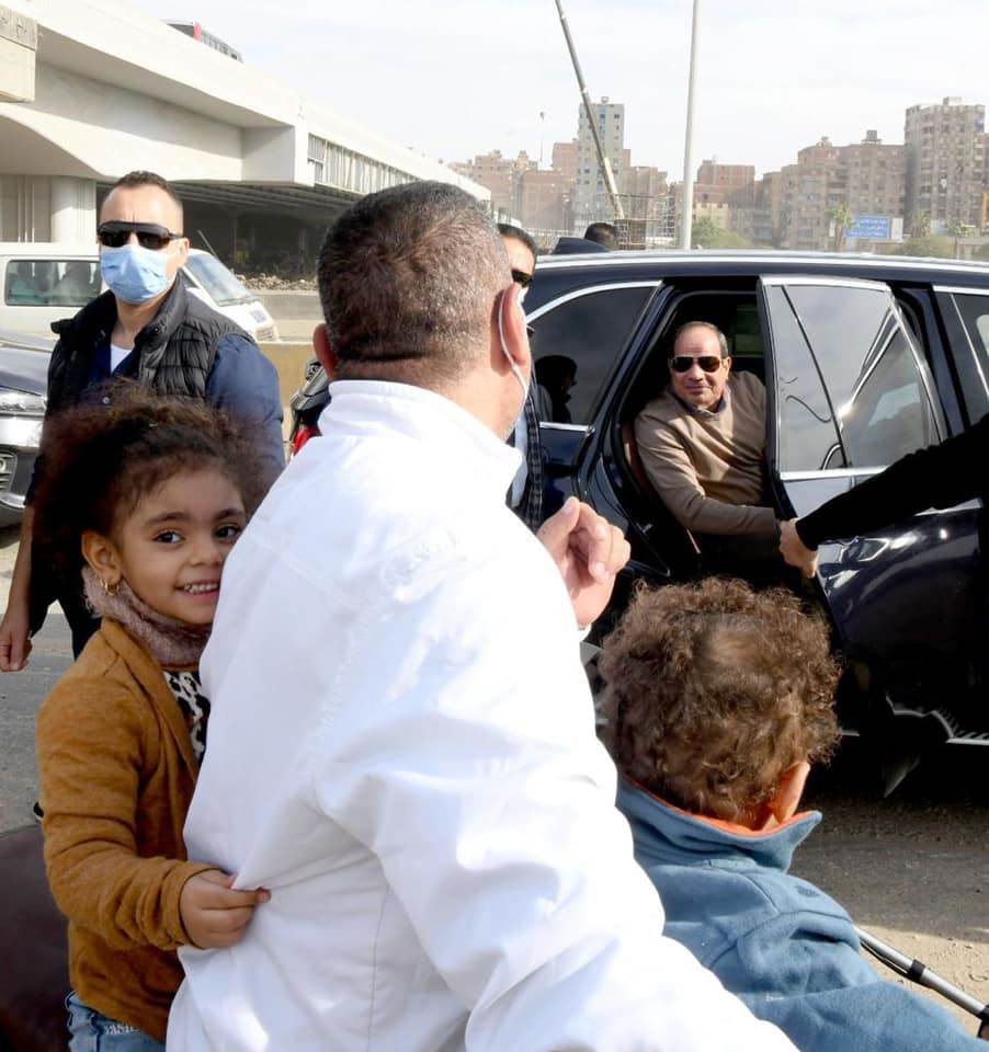 شاب يستقل موتوسيكل مع أطفاله يتحدث مع الرئيس السيسي 
