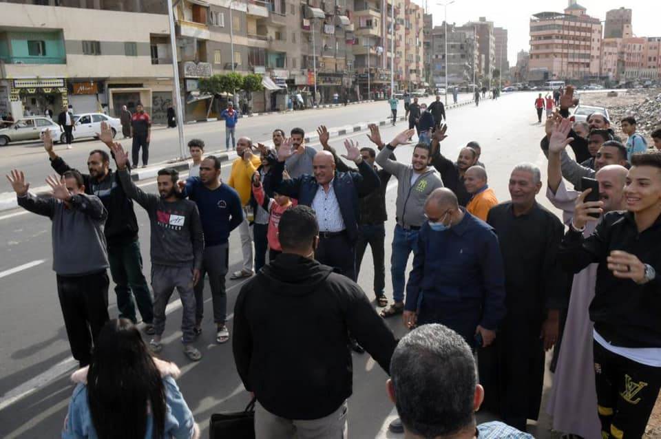 مواطنون يحيون الرئيس السيسي أثناء جولته شرق القاهرة