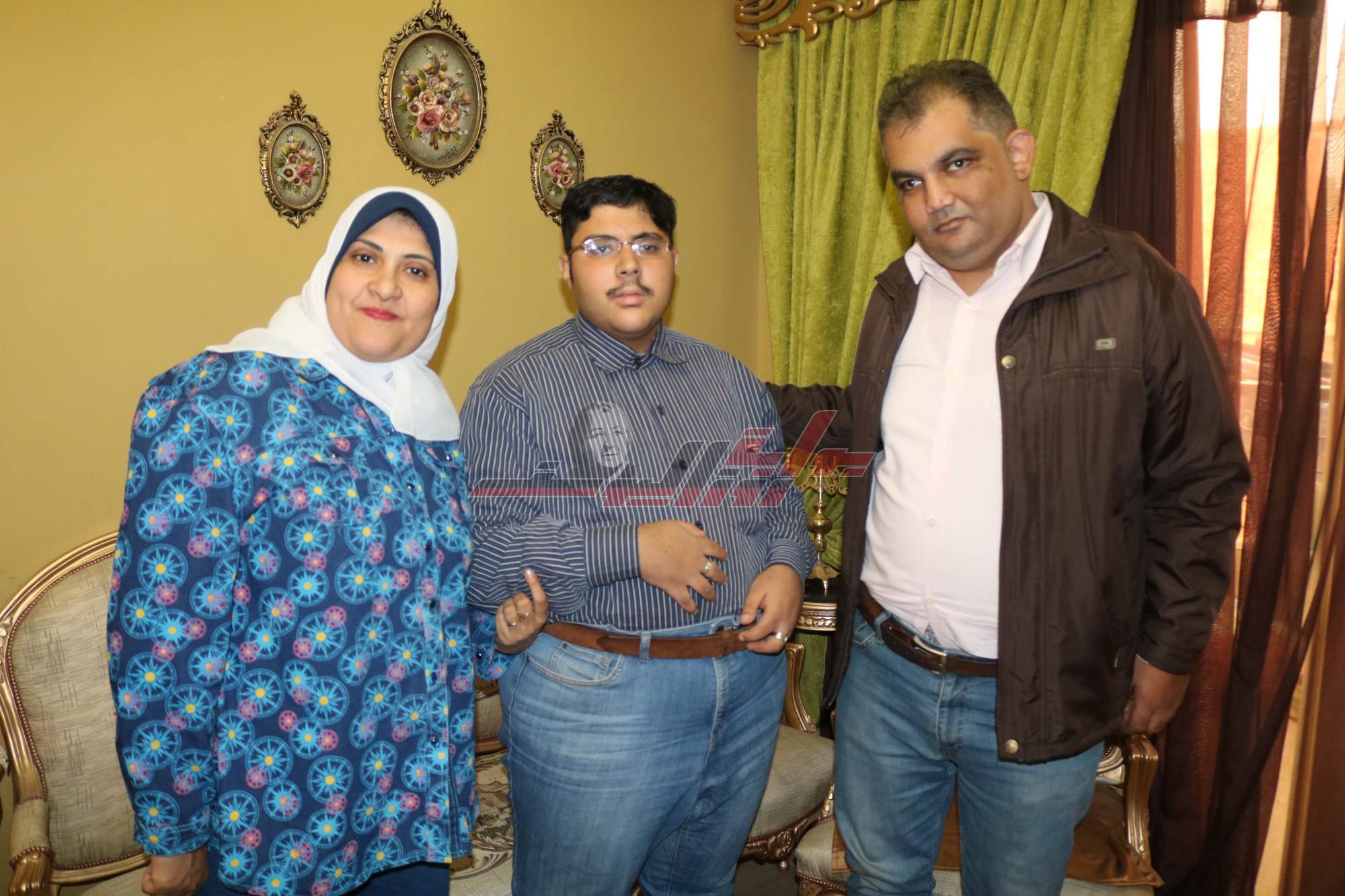 احمد طارق بطل السباحه لذوي الهمم مع والدته ومحرر بوابة روزاليوسف