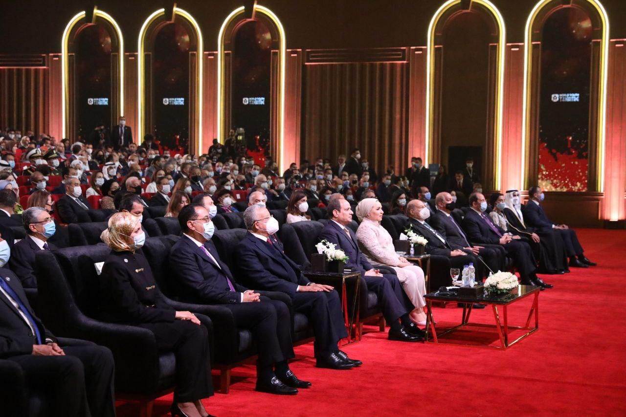 الرئيس السيسي يشهد انطلاق العرض الافتتاحى الدولى لمسرح شباب العالم