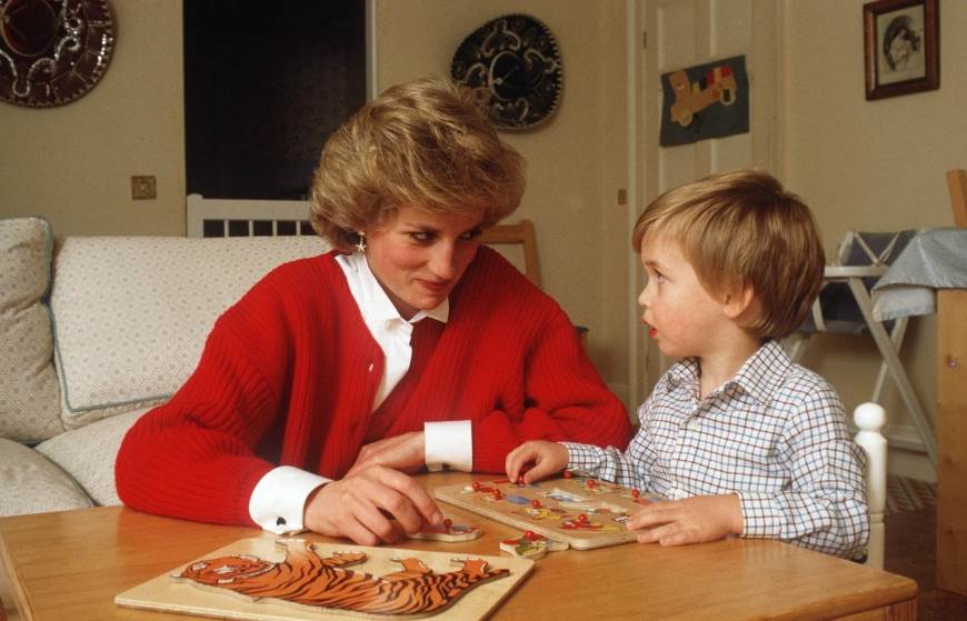 تظهر الأميرة ديانا وهي تساعد الأمير الصغير ويليام في حل أحجية الصور المتقطعة وتم إلتقاط هذه الصورة بشكل عفوي في 22 أكتوبر 1985.