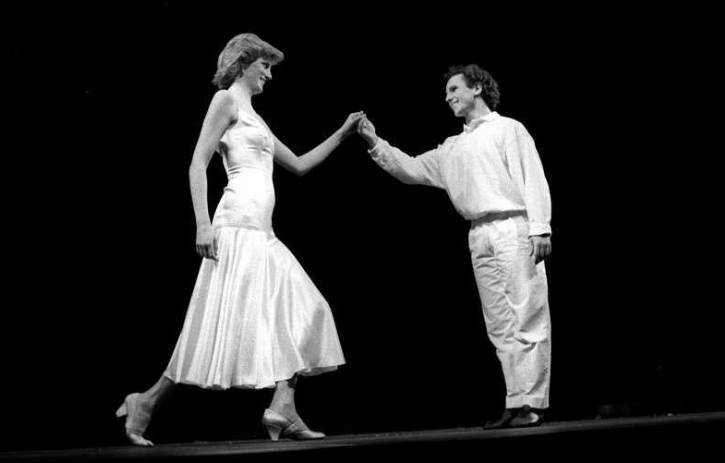 صورة الأميرة ديانا وهي ترقص مع واين سليب وتم تداول وقتها ان الأمير تشارلز لم يكن عنده علم بهذه الرقصة.