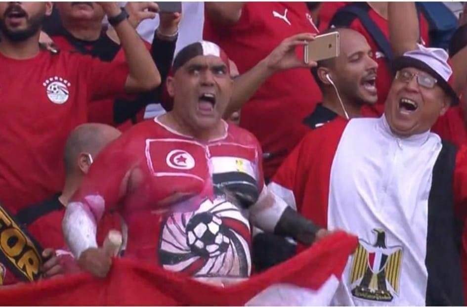 رضا الفيل المشجع التونسي يضرب أكبر مثال أن العرب إخوة