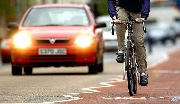 يتم تشجيع راكبي الدراجات على الركوب في منتصف الطريق في بعض الظروف، وحتى إذا كان هناك ممر للدراجات ، فلن يكونوا ملزمين باستخدامه
