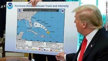 الرئيس السابق يشير إلي خريطة لإحاطة  المسؤولين عن إعصار دوريان