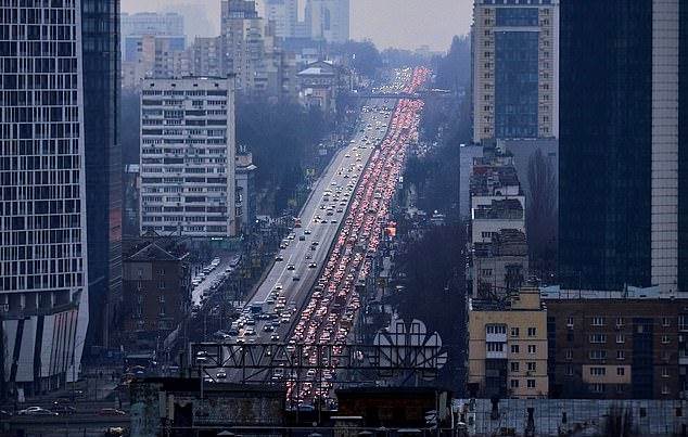 سيارات تملأ شوارع كييف وغياب الشرطة