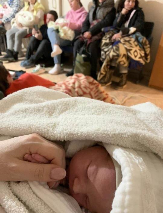 تم نقل الطفلة ميا ووالدتها إلى المستشفى بعد الولادة المجهدة