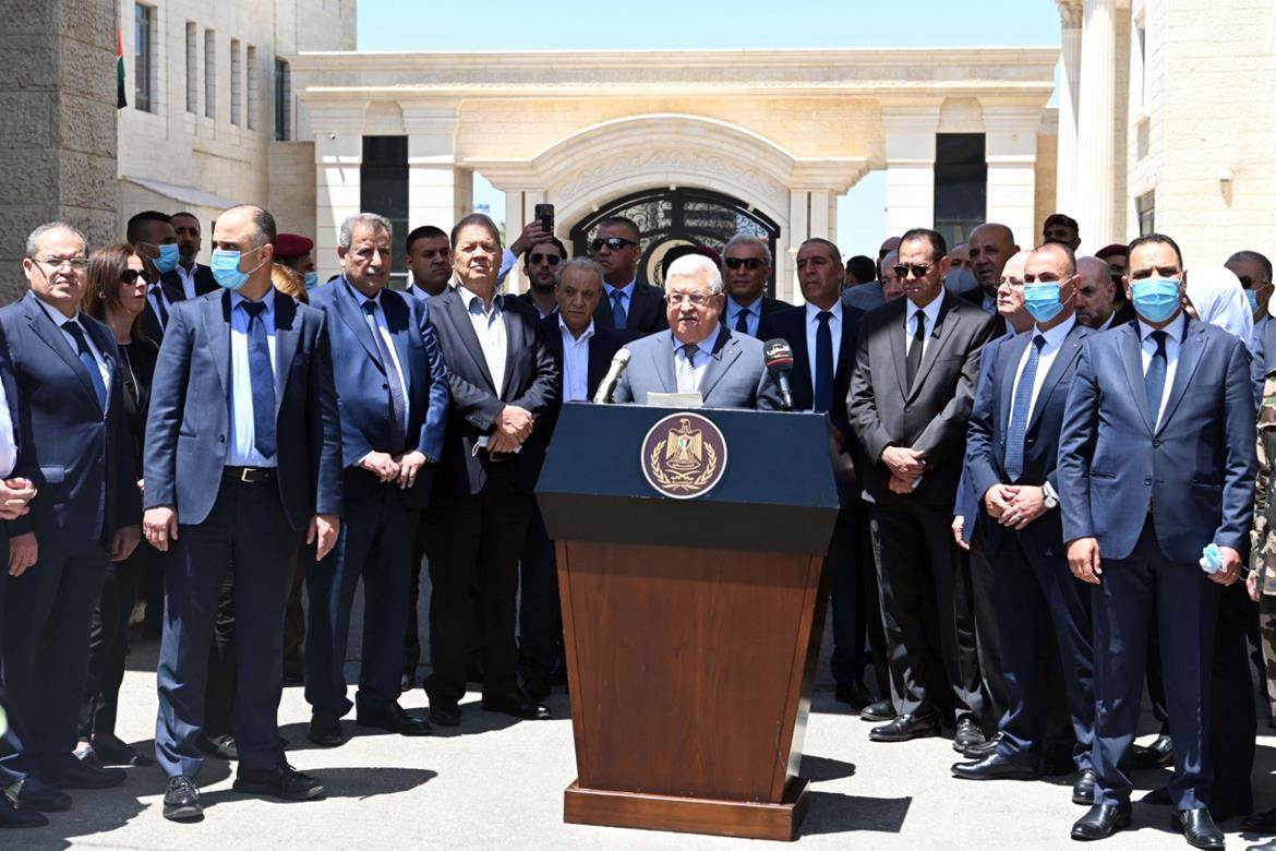 الرئيس الفلسطيني أثناء إلقاء كلمته في تشييع جثمان أبوعاقلة 