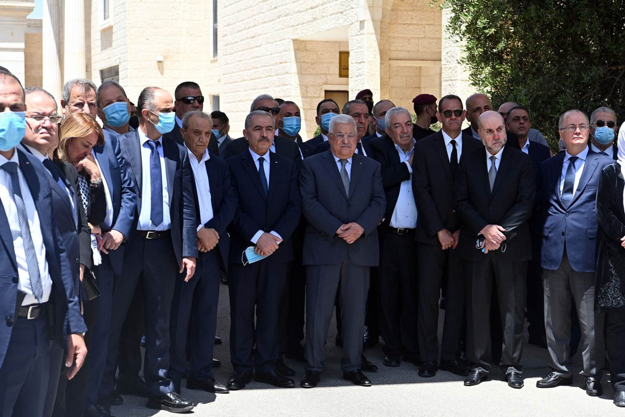 الرئيس الفلسطيني  يمنح الراحلة وسام نجمة القدس