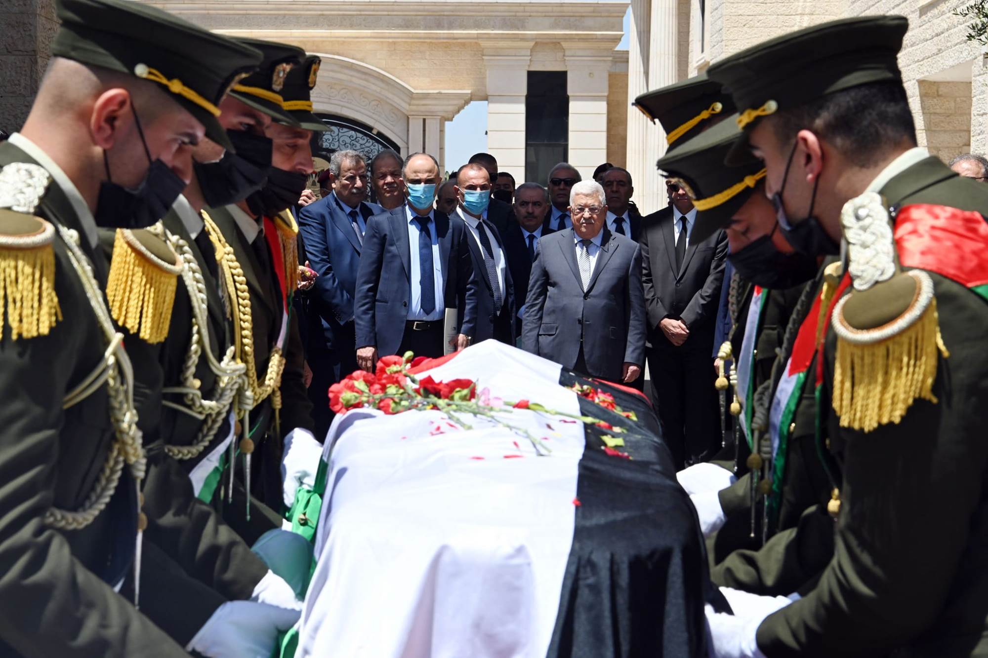  الرئيس الفلسطيني يضع إكليلا من الزهور على جثمان الشهيدة أبو عاقلة
