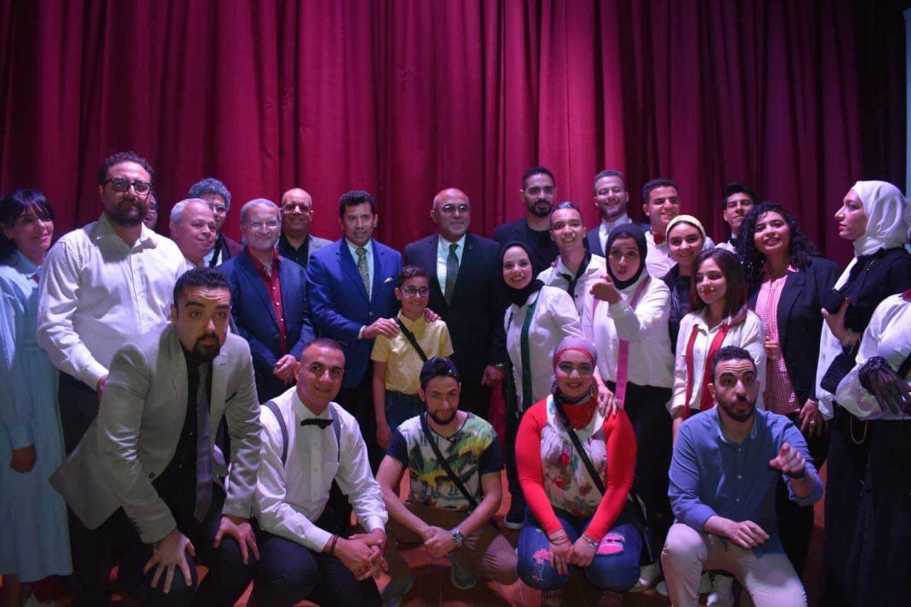 بحضور وزير الشباب والرياضة نجاح كبير لعرض نادي الزهور المسرحي3