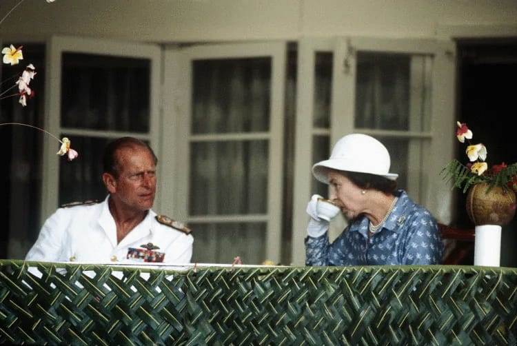 الملكة تشرب الشاي مع فيليب في ناورو ، 1982