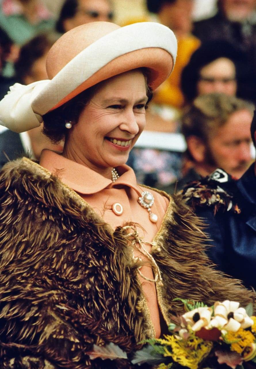 الملكة ترتدي عباءة الماوري في نيوزيلندا ، 1977