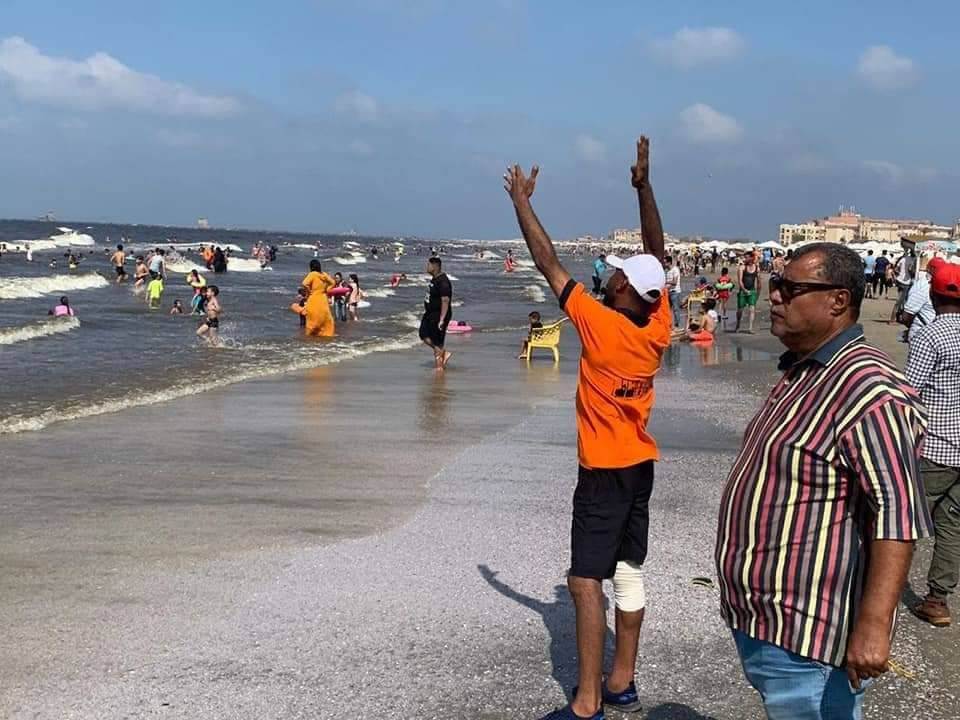 إقبال المواطنين على شاطئ جمصة 