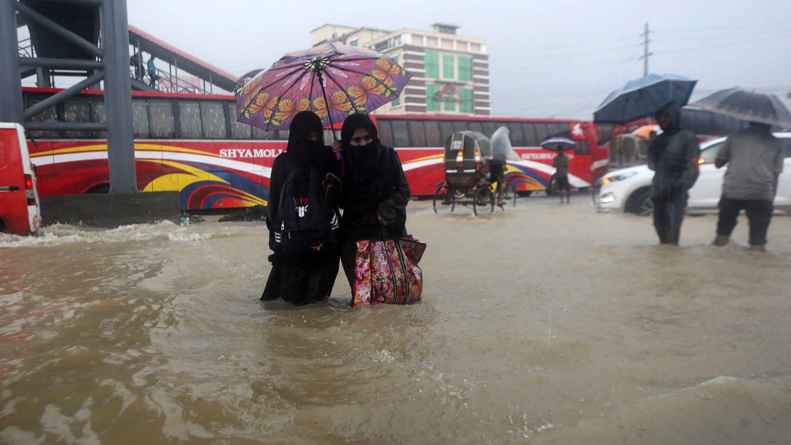 اضطر السكان للخوض في الشوارع التي غمرتها المياه في سيلهيت ببنجلاديش