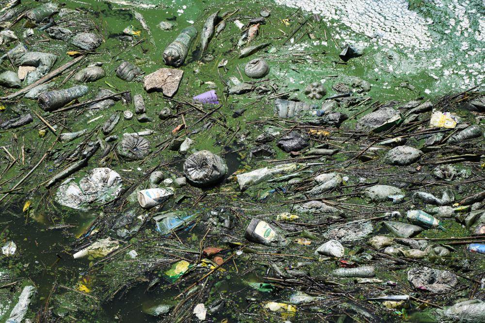 القمامة تتراكم في نهر الليطاني الملوث بشدة ، في صغبين ، سهل البقاع ، شرق لبنان