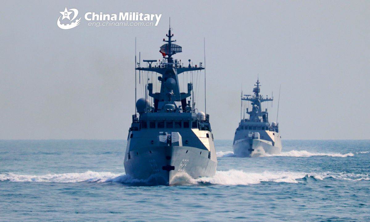 فرقاطة مع البحرية تحت قيادة المسرح الجنوبي لجيش التحرير الشعبي الصيني في تشكيل في منطقة بحرية لم يكشف عنها خلال تدريب بحري