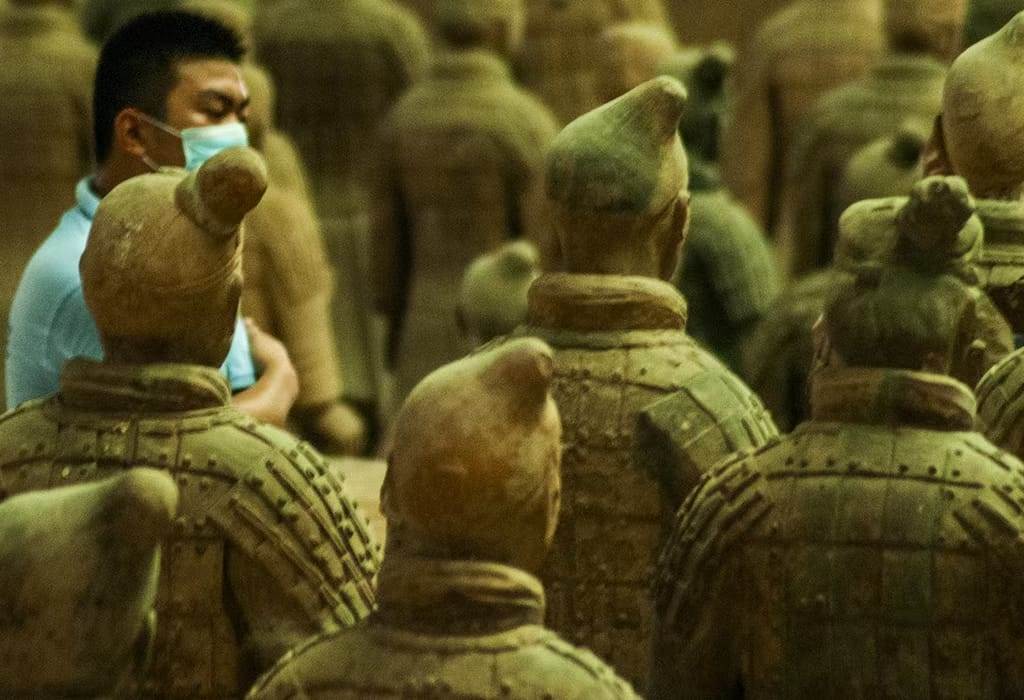 أفراد من جيش الطين الصينى" أو"جيش التيراكوتا