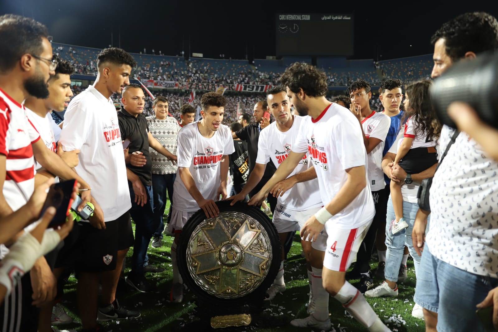 لاعبي الزمالك يحتفلون بدرع الدوري 8