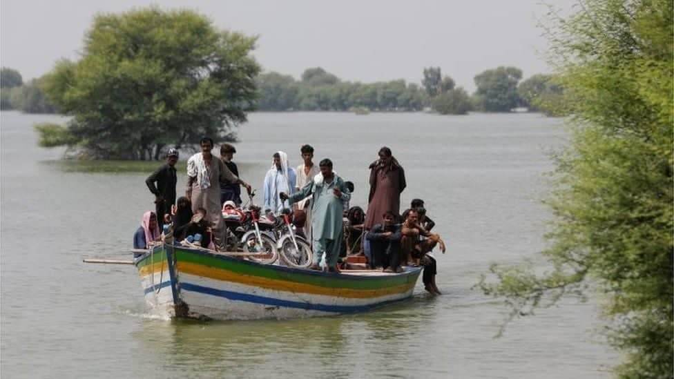 باكستانيون يستقلون قاربًا في مقاطعة السند