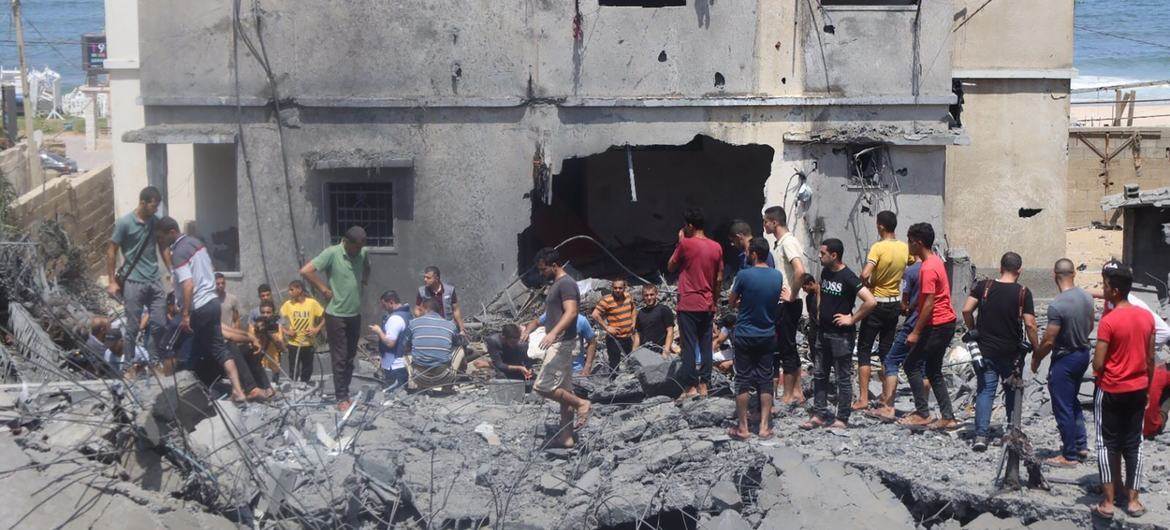 فلسطينيون يقفون على ركام منزل مدمر في غزة  7 أغسطس 2022.