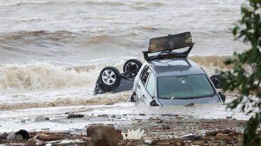   الكارثة شهدت جر السيارات والحافلات في البحر حول الجزيرة