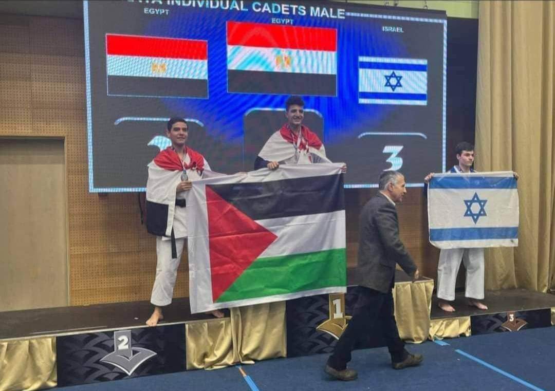 إسلام الجيزاوي صاحب الميدالية الذهبية  وعمر شريف صاحب الميدالية الفضية يحملا علم فلسطين
