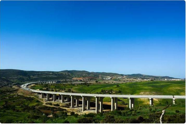 قسم شفة - البرواقية من مشروع نفذته الشركة الصينية العامة للهندسة الإنشائية ضمن مشروع الطريق السيار شمال - جنوب في الجزائر