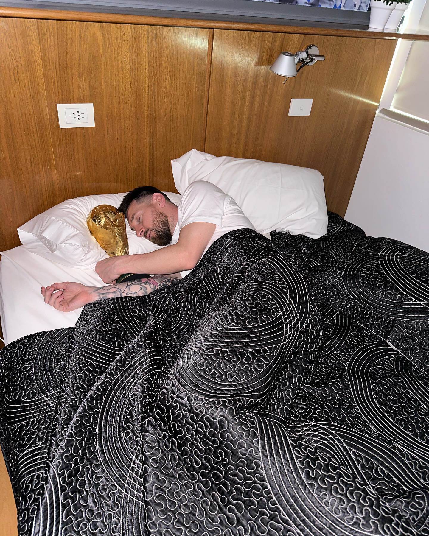  "ميسي" يحتضن كأس العالم على فراش النوم، ويبدو أنه نائمًا